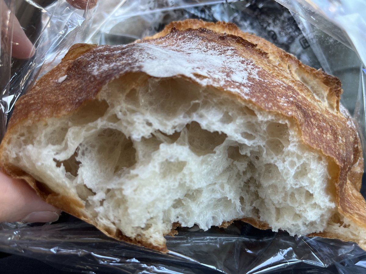 misonipurin's tweet photo. ブールふわもちで美味しいんだけどそれを伝える術が僕にはない
手で割くの下手すぎるw https://t.co/vdWDyAjcjn
