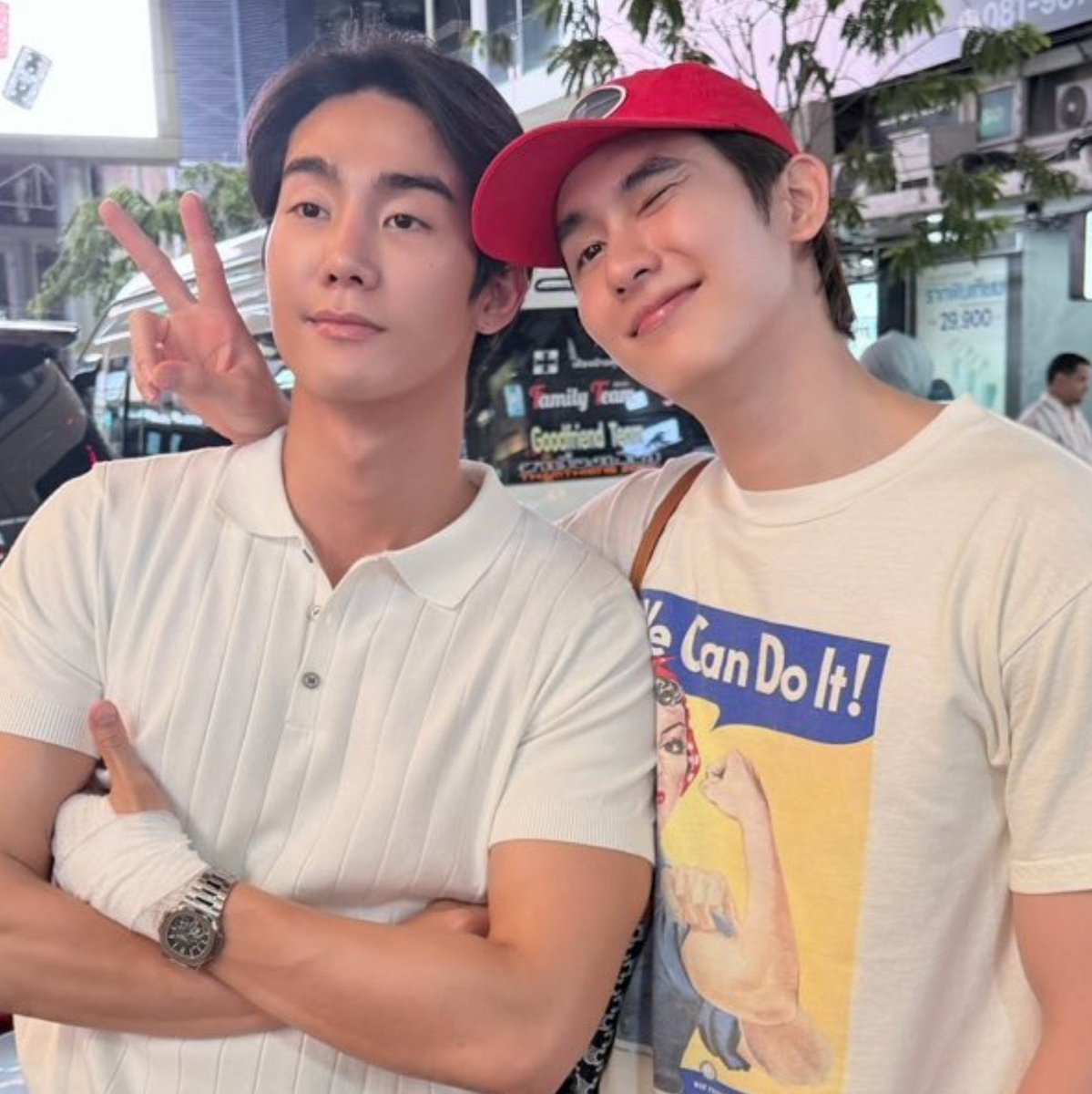 ppimnamepatt's tweet photo. เมื่อวานคือชอบตรงที่ขอเติมหมวยก่อนที่หมวยจะบินไปปารีส แล้วไม่ว่าจะถ่ายรูปหรือคลิปจากของใคร ฟอสก็ไม่ห่างจากบุ๊คเลย ไม่เคยให้บี๋ห่างจากสายตา 😳 https://t.co/hCsAHdXSz1