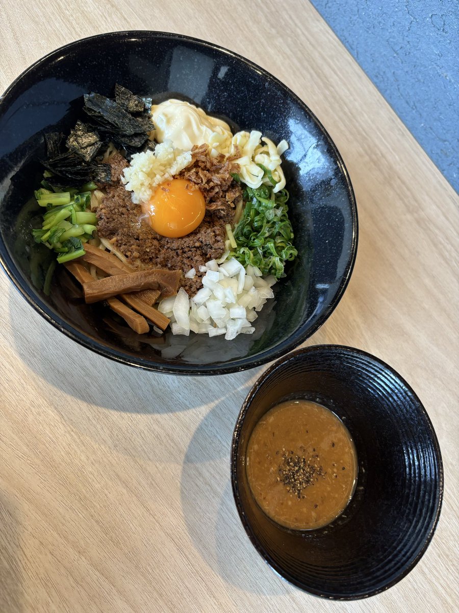 tcs_taisei's tweet photo. おはようございます。

本日のご飯物はトロ肉丼です。

木曜日限定ポルチーニと肉味噌まぜつけ麺ご提供致します。

11/3(土)夜の営業所用の為お休み致します。

本日もよろしくお願い致します。 https://t.co/iV9LRkfo82