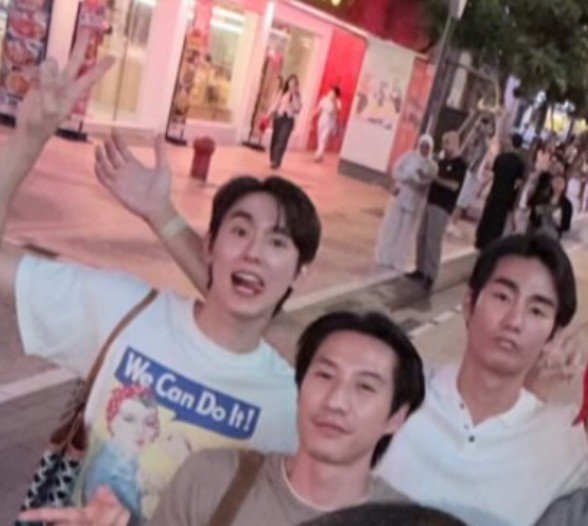 ppimnamepatt's tweet photo. เมื่อวานคือชอบตรงที่ขอเติมหมวยก่อนที่หมวยจะบินไปปารีส แล้วไม่ว่าจะถ่ายรูปหรือคลิปจากของใคร ฟอสก็ไม่ห่างจากบุ๊คเลย ไม่เคยให้บี๋ห่างจากสายตา 😳 https://t.co/hCsAHdXSz1