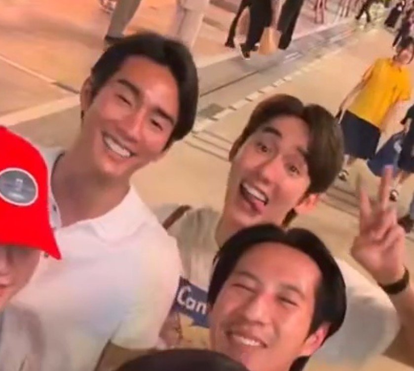 ppimnamepatt's tweet photo. เมื่อวานคือชอบตรงที่ขอเติมหมวยก่อนที่หมวยจะบินไปปารีส แล้วไม่ว่าจะถ่ายรูปหรือคลิปจากของใคร ฟอสก็ไม่ห่างจากบุ๊คเลย ไม่เคยให้บี๋ห่างจากสายตา 😳 https://t.co/hCsAHdXSz1
