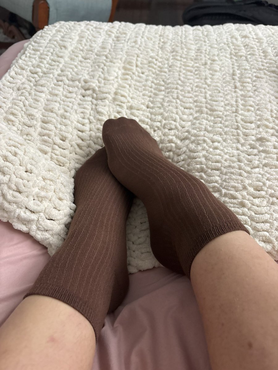 SoftStarSub's tweet photo. Socks stretched wide by my size 10 wide feet💕🤎 https://t.co/KNQa0ky8pT