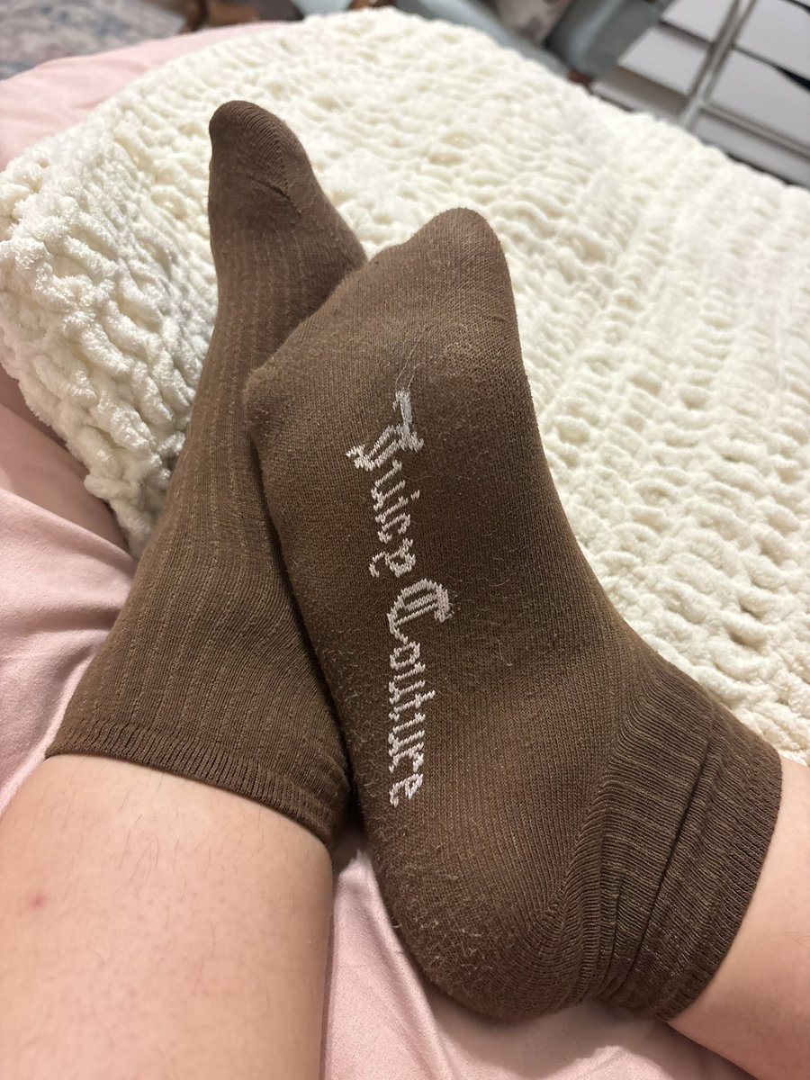 SoftStarSub's tweet photo. Socks stretched wide by my size 10 wide feet💕🤎 https://t.co/KNQa0ky8pT
