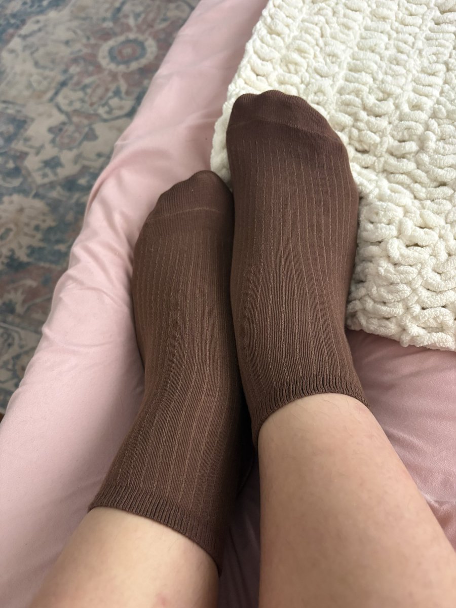SoftStarSub's tweet photo. Socks stretched wide by my size 10 wide feet💕🤎 https://t.co/KNQa0ky8pT