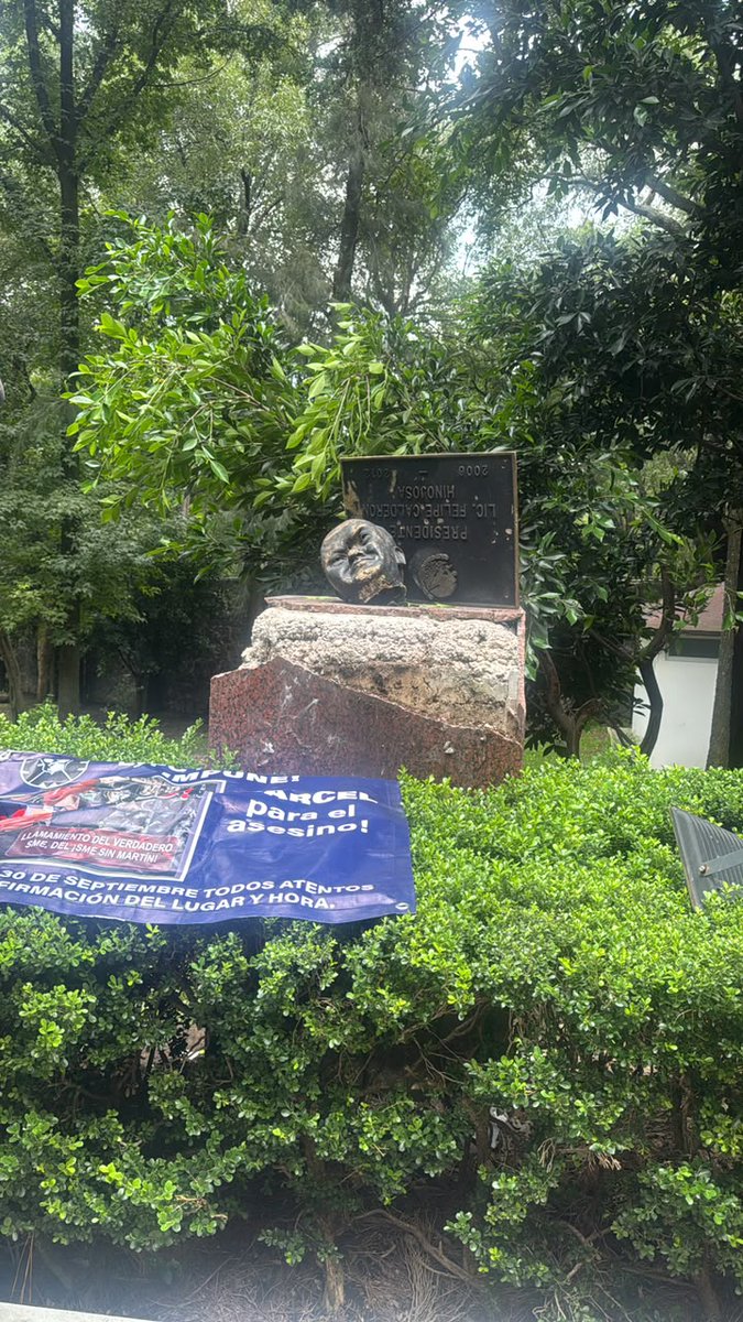 Diario_Info_'s tweet photo. Ex trabajadores de #LuzYFuerza cortaron la cabeza de la estatua de bronce del expresidente @FelipeCalderon, que estaba tirada desde hace más de un año, en la calzada de esculturas de Los Pinos, en protesta por su participación en el Foro América Libre 2026. Video: @ChilangoReport https://t.co/F70p2cmi7e