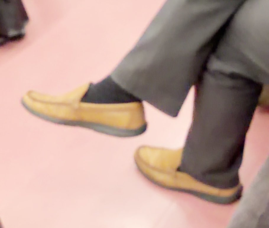 pasta_raisuke69's tweet photo. こんな感じで雨で汚い靴を平気で電車内で隣の人の服にべっちょり付くような体勢はやめたがいいと思うわー。電車内で足組む人は足が短い人ってCPが言ってた。 https://t.co/3CUigiEjiJ