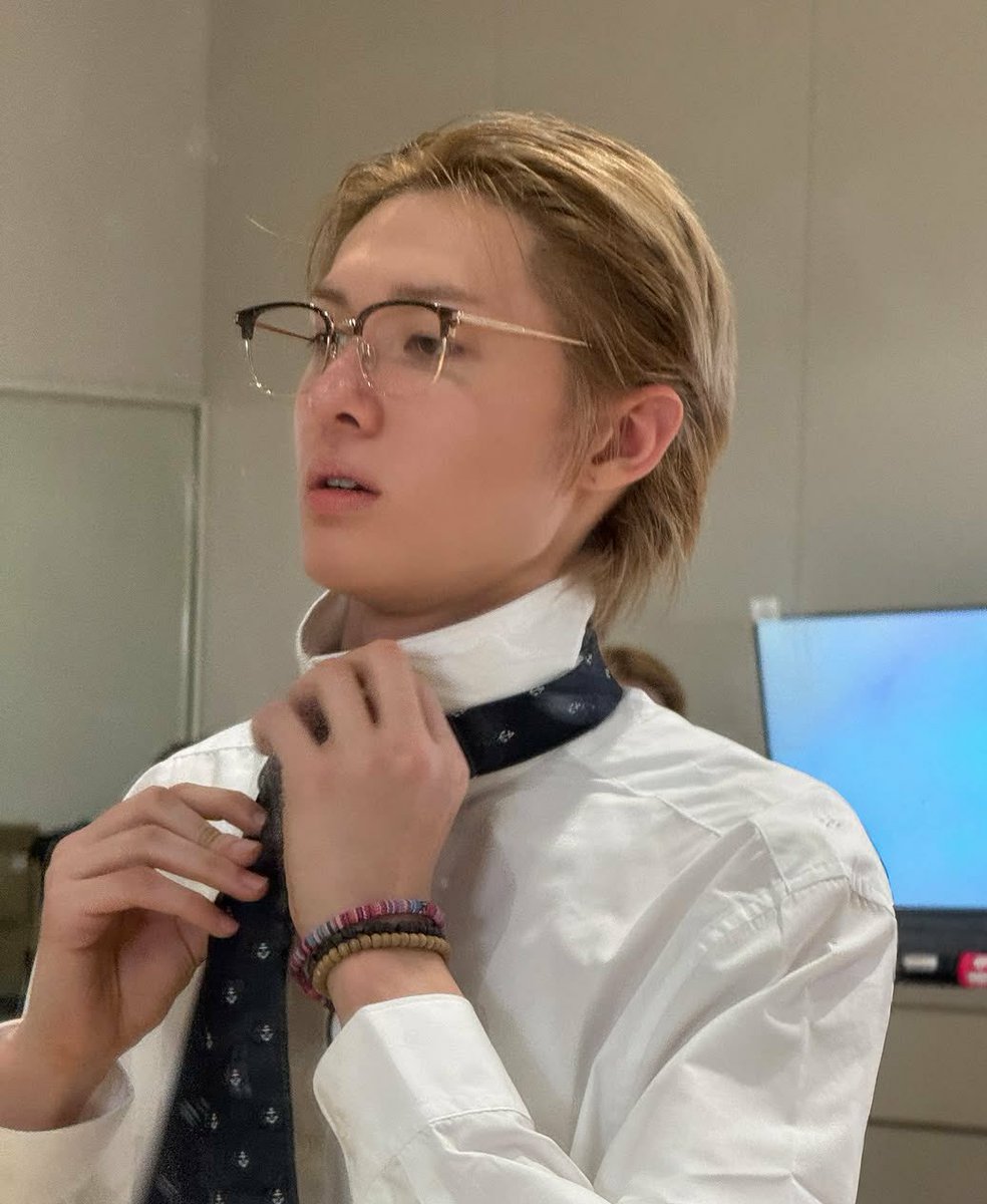marttiniey's tweet photo. i think these are the best nerd looks martin has served https://t.co/XOG7E4jYG0