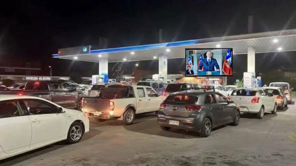 StelarToqui's tweet photo. A los votantes de Kast que ahora están haciendo fila para llenar el estanque ya que mañana vuelve a subir el combustible sin Mepco, les pusieron TV con la #CadenaNacional para que vean como el Kast les sigue mintiendo

Felicidades! 👏👏👏
Nos salvaron del Comunismo 🖕 https://t.co/N5NKUEd7rl