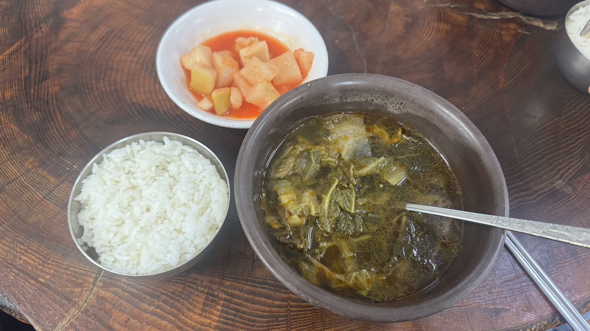sooonil's tweet photo. 부동산 중개소 벽면에 소개된 신축 아파트들 보면 집주인들 돈 없어서 전월세 많이 내 놓은듯한 물건들이 수두룩함. 굳이 내가 왜? 그 사람들 대출 원리금 내주어야 하나? 이런 수준들 많음. 근데, 또 주변에 집 나온것은 없고 전월세도 없음. 신기함. 그냥 내 생각. 

어제 먹은 음식들 중 3000원밖에 안하는 국밥이 그나마 제일 맛있었다. (송해님이 드신다고 해서 아주 오래전 먹을땐 이정도 맛까진 아니었는데, 내 식성도 변하나 봄. 암튼, 맛있게 먹음. )
