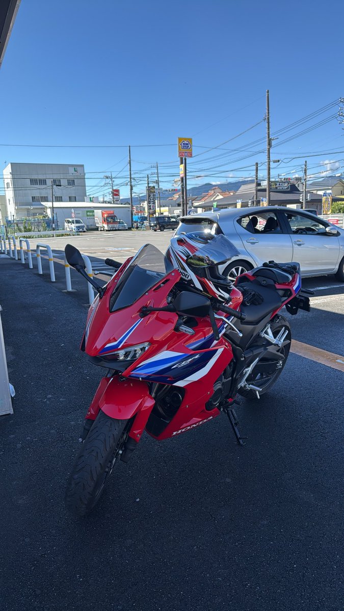 shigema125's tweet photo. 久々の晴れと仕事の休みが重なったので仕事で使うかもしれない裏道の下見を兼ねてプチツーリング

小田原パーキングで仕事仲間にもご挨拶😊 https://t.co/11G6kLwXyu