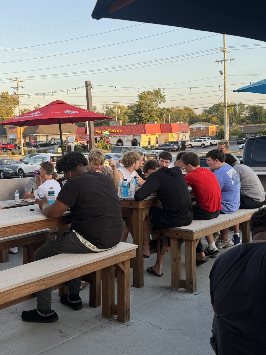 SouthWarrenFB's tweet photo. Huge thanks to the Rather family for hosting an incredible Wednesday Night Pasta Party to get our guys fueled up for Thursday Night Lights this week! #goodfood #goodbros #goodnight #anchorthechain https://t.co/vlqTEFohTP