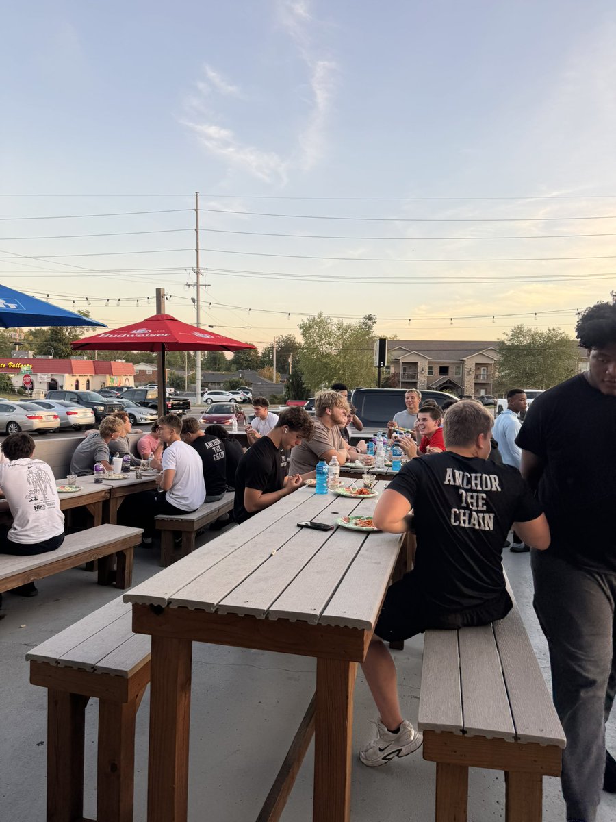 SouthWarrenFB's tweet photo. Huge thanks to the Rather family for hosting an incredible Wednesday Night Pasta Party to get our guys fueled up for Thursday Night Lights this week! #goodfood #goodbros #goodnight #anchorthechain https://t.co/vlqTEFohTP