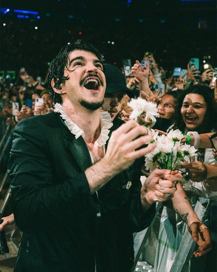 lobosdisco's tweet photo. absurdamente grata por ser fã de alguém que fica tão tão tão tão feliz quando vem pra perto da gente :) https://t.co/9WeU0FEDuo