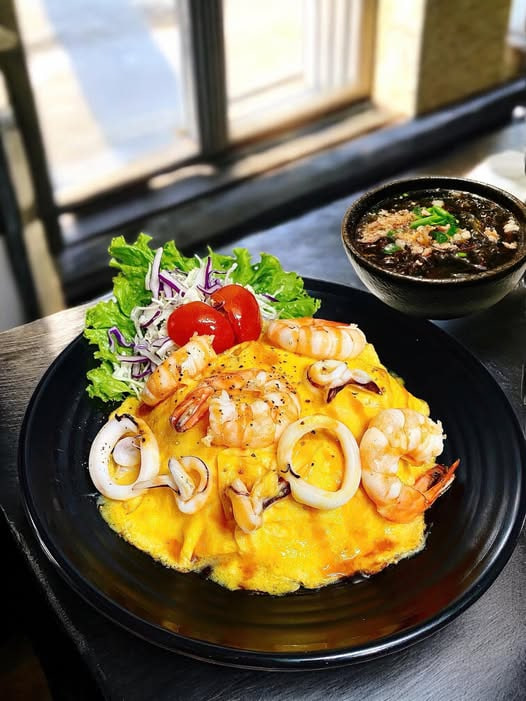 LeNy2526's tweet photo. Cơm chiên phủ trứng vị hải sản, nguyên liệu quen thuộc nhưng cách trình bày lạ mắt quá nà 🍛🦐🦑

Cơm chiên dẻo mềm thơm ăn với trứng, tôm, mực, vị ngọt hòa quyện ngon lắm ạ!
Em mời nhé, sáng ai thích cơm chiên giống em hông?? https://t.co/KjWVKCjuGP