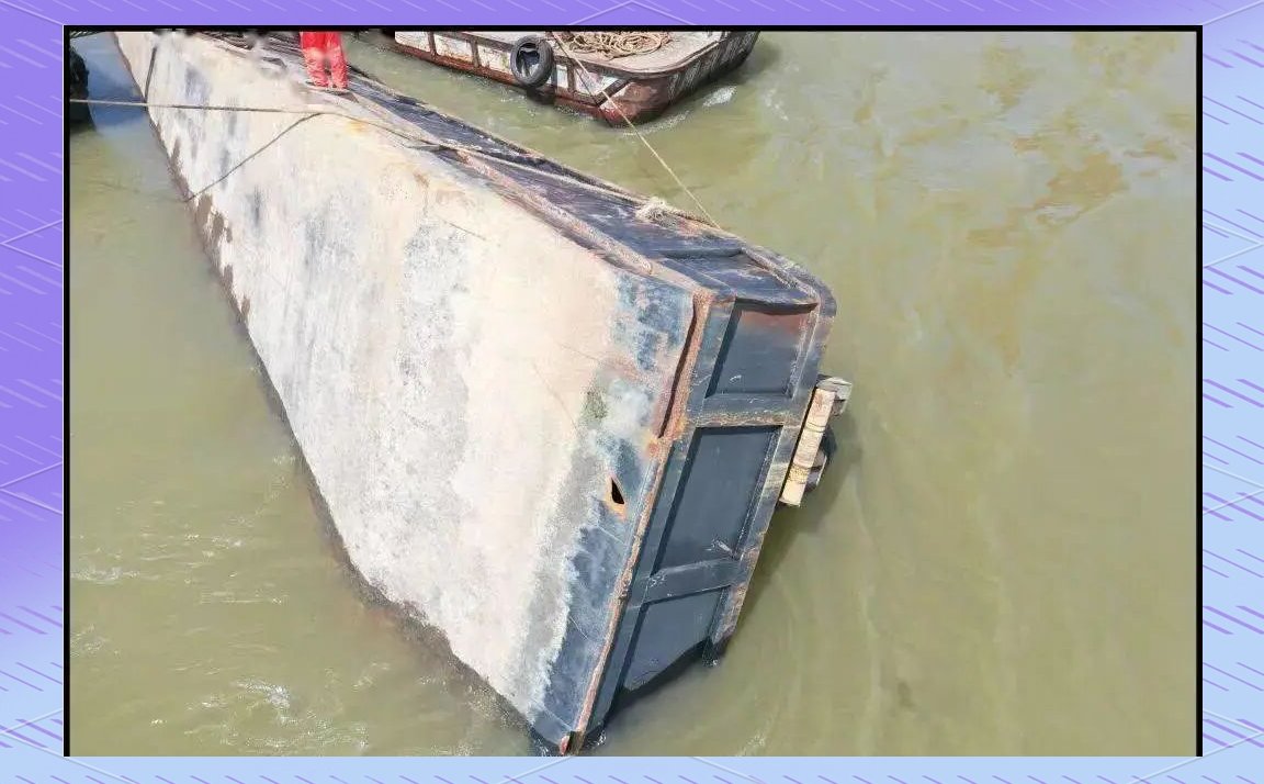 rapid_meteo_75's tweet photo. During the flood season, the ship slightly bumped against the anchor chain, making the rope on the deck a bit taut. https://t.co/MdopXaBu7B