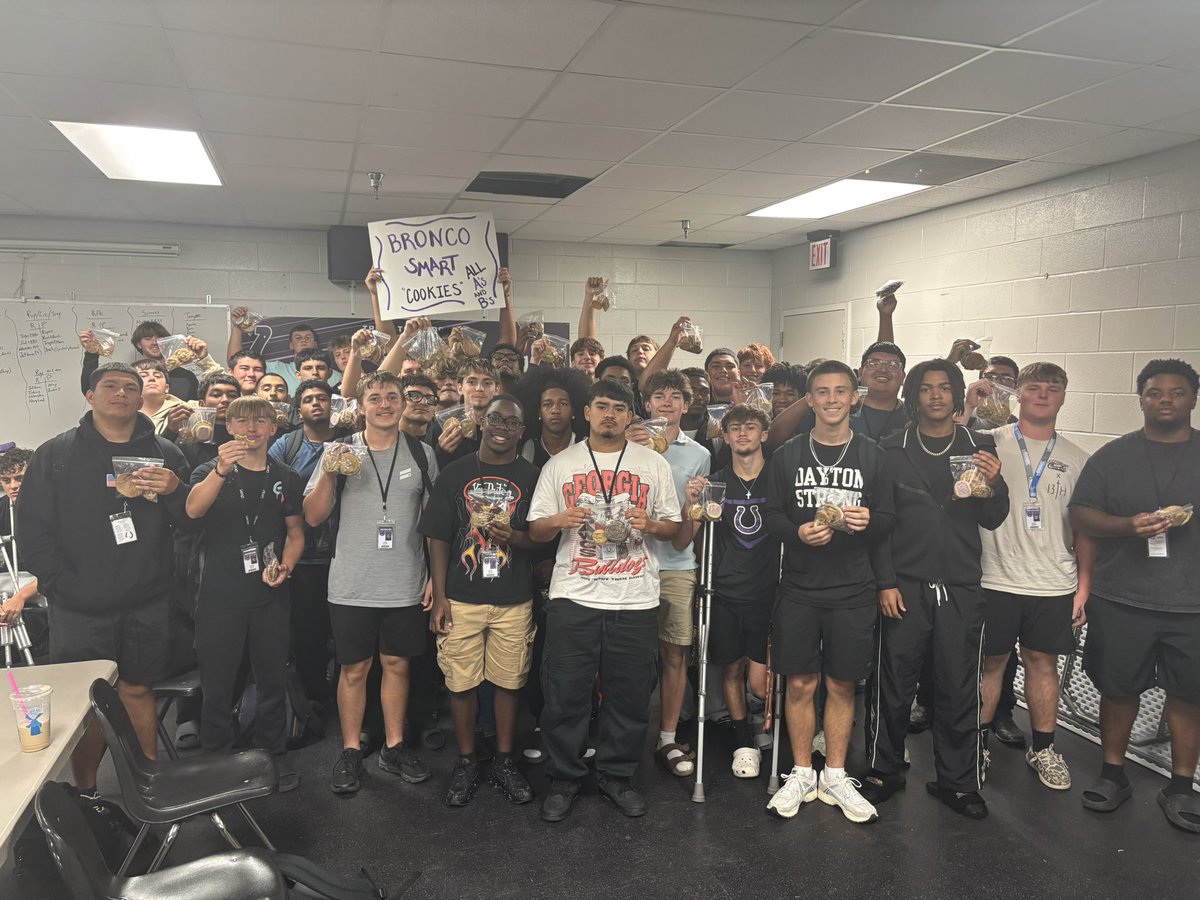DaytonBroncosFB's tweet photo. Congratulations to all of our A/B Honor Roll football players! 🎉 their dedication in the classroom, hard work, and commitment to excellence deserve to be celebrated. As a little sweet reward, each of these outstanding student-athletes received a bag of homemade cookies! 🍪 https://t.co/MOeKfgXIY6