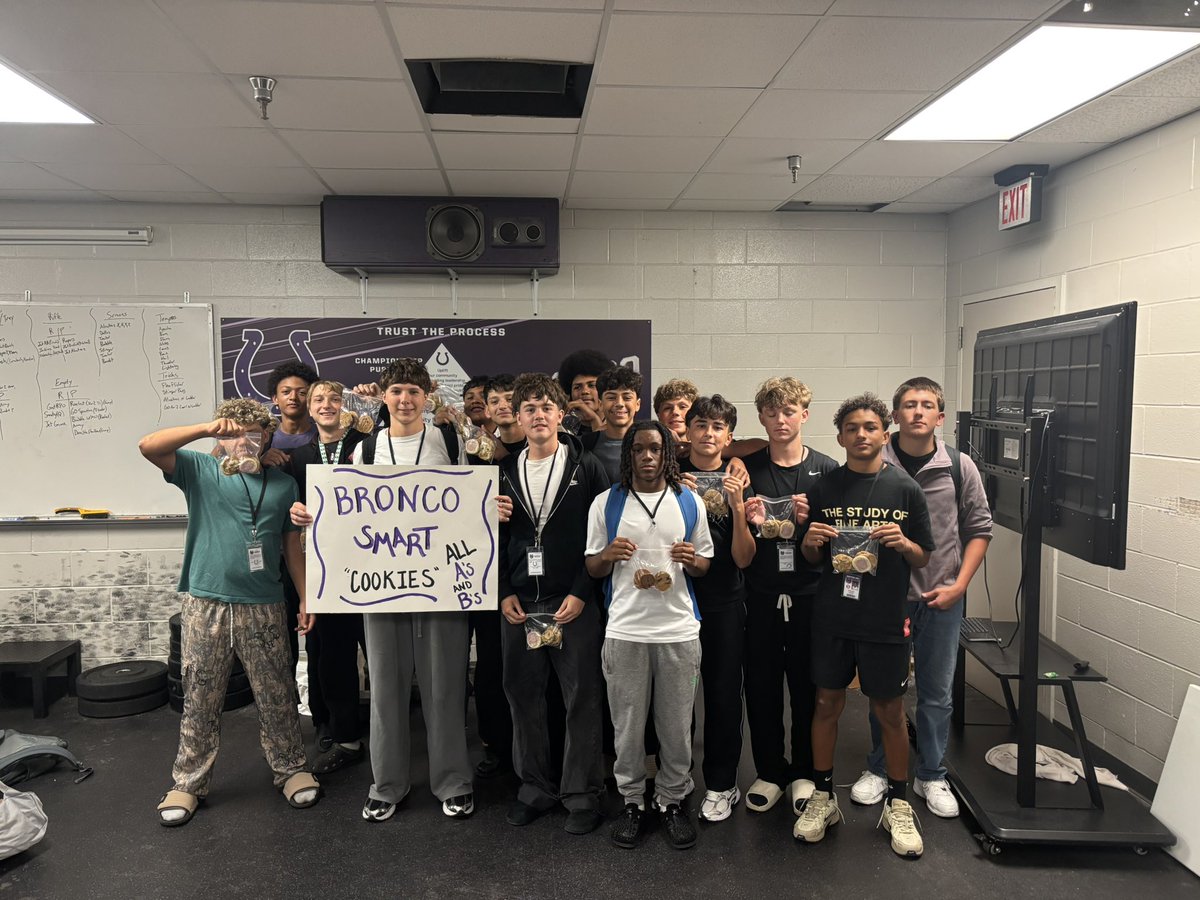 DaytonBroncosFB's tweet photo. Congratulations to all of our A/B Honor Roll football players! 🎉 their dedication in the classroom, hard work, and commitment to excellence deserve to be celebrated. As a little sweet reward, each of these outstanding student-athletes received a bag of homemade cookies! 🍪 https://t.co/MOeKfgXIY6
