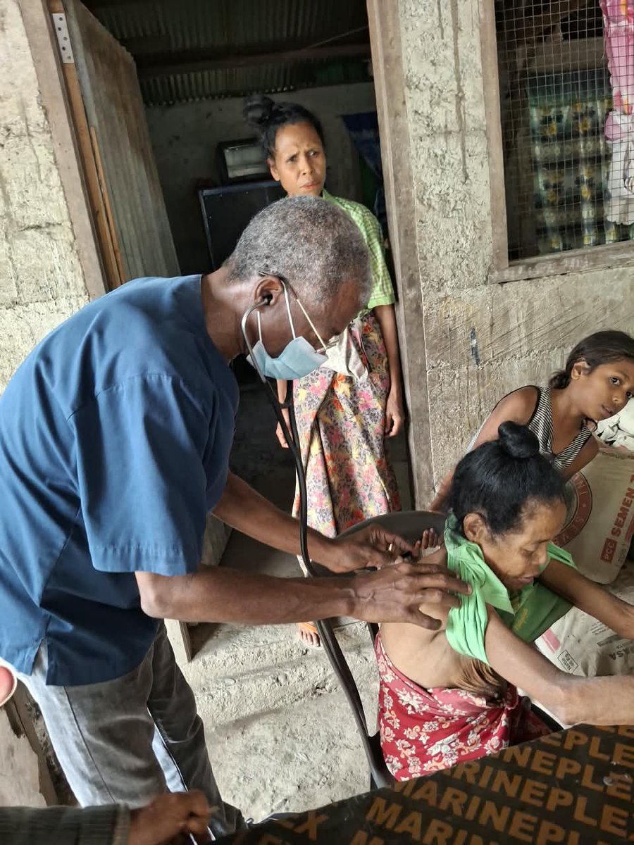 CubacooperaTler's tweet photo. El Dr. Alexis Ihanes Soto. especialista en MGI de la #BMCTL🇨🇺🇹🇱 en Ermera, realiza visita domiciliaria a la población riesgo, llevando salud más cerca de la comunidad #CubaCoopera #CubaPorLaSalud https://t.co/CQEm2ZuhlN