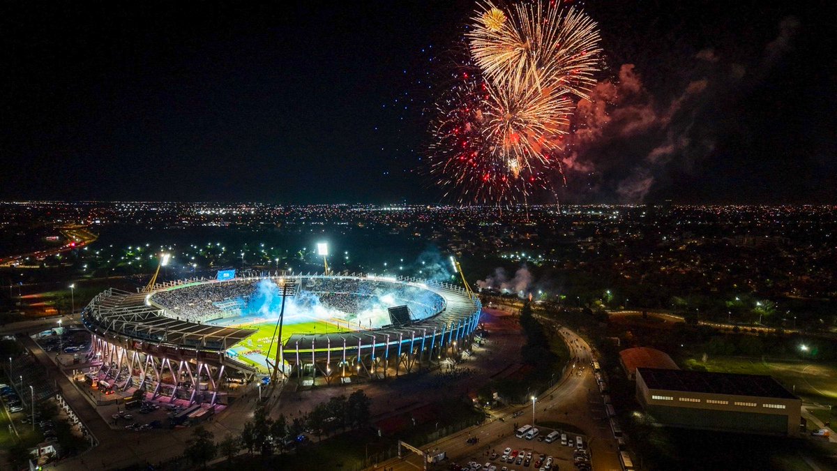 MartinLlaryora's tweet photo. 8300 CHICOS VIVEN LA PASIÓN DE LA SELECCIÓN EN EL KEMPES 🇦🇷
Es un verdadero orgullo para nuestra provincia ser sede del primer amistoso de nuestra Selección @Argentina después del #Mundial2026, frente a #Bolivia. Una jornada histórica que vivimos en nuestro #EstadioKempes.
Pero hay algo que hace todavía más especial a este partido: 8300 niñas y niños de clubes de barrio, organizaciones sociales e instituciones deportivas de pueblos y ciudades de toda la provincia hoy están acá, alentando a nuestra Selección con toda su pasión y su ilusión.
Qué emoción escuchar a tantos chicos cantar el Himno Nacional desde las tribunas y plateas con esa fuerza y ese sentimiento que nos conmueve a todos. Son ellos quienes hoy hacen que esta fiesta sea inolvidable.
Que puedan vivir estos momentos, disfrutar del #deporte y soñar en grande también es construir futuro.
¡VAMOS ARGENTINA! 🇦🇷⚽
#HacerParaCrecer