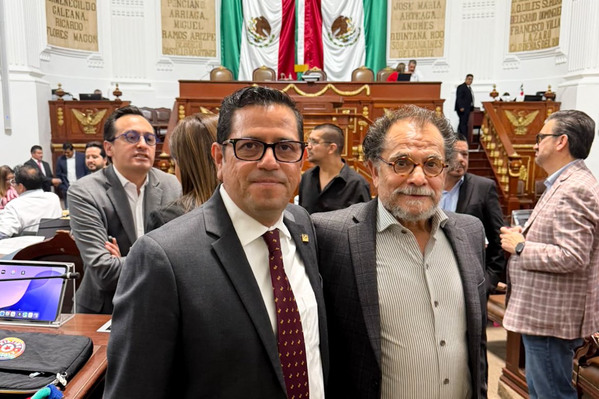 UXoficial's tweet photo. La Universidad de Xalapa trasciende sus espacios y genera vínculos más allá de Veracruz. Nuestro Rector, Dr. Erik García Herrera, estuvo presente en el Congreso de la Ciudad de México, en el Homenaje Nacional al escultor Miguel Peraza. https://t.co/Y1JvNaEpjt
