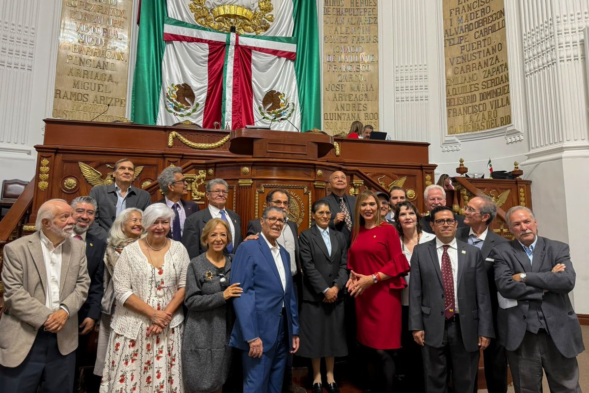 UXoficial's tweet photo. La Universidad de Xalapa trasciende sus espacios y genera vínculos más allá de Veracruz. Nuestro Rector, Dr. Erik García Herrera, estuvo presente en el Congreso de la Ciudad de México, en el Homenaje Nacional al escultor Miguel Peraza. https://t.co/Y1JvNaEpjt