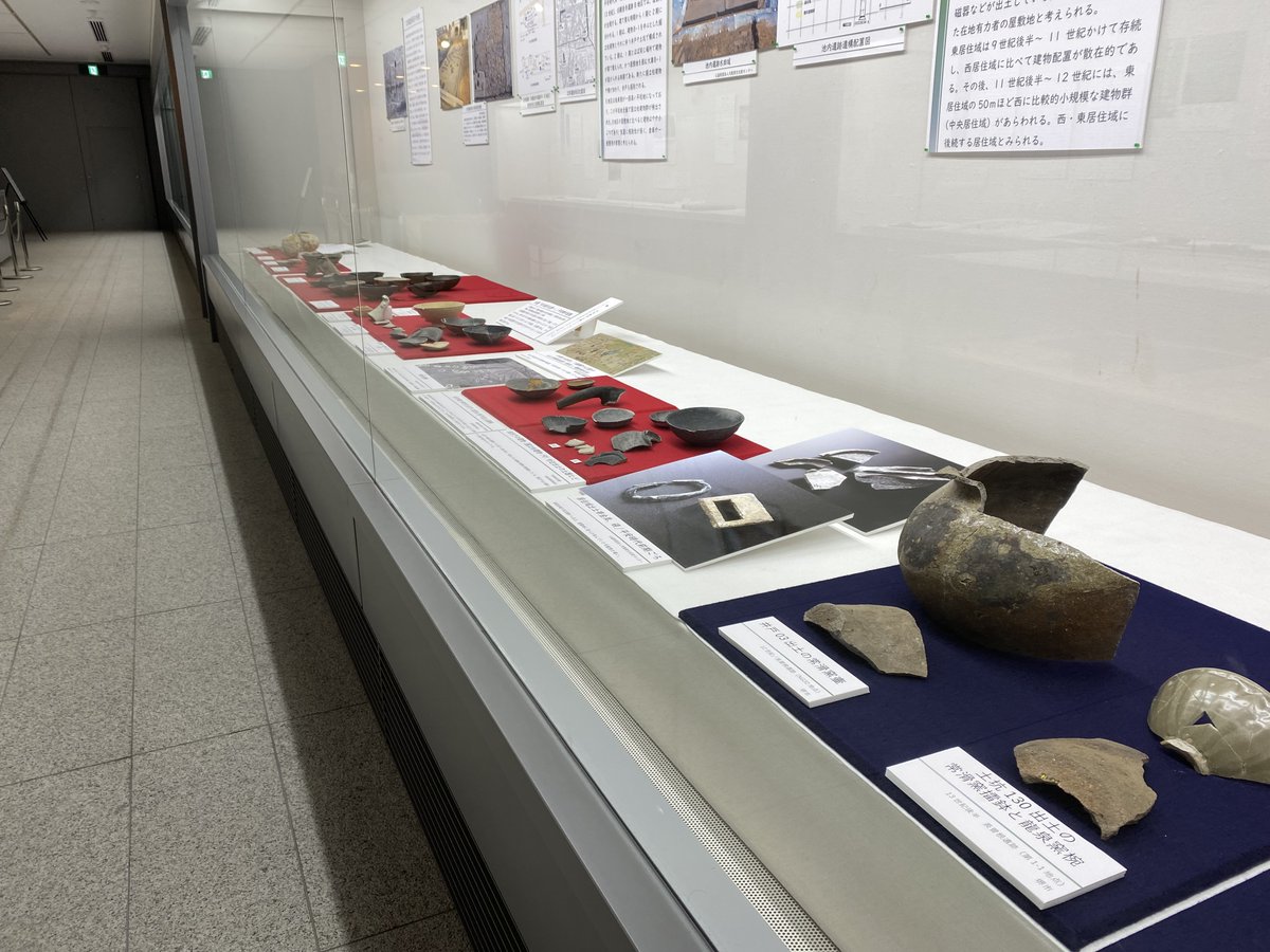 ikehaku's tweet photo. 続！現在開催中の特別展のみどころを紹介します！！

第２章：中世の水下世界
この章は、＃重源 が ＃狭山池 を改修した時代の様子を考古学の遺構・遺物からみたものです
当時の人が使っていた土器や瓦、この頃としては珍しい中国産の磁器を展示しています

#重源　#狭山池 https://t.co/s72VWuVYqJ