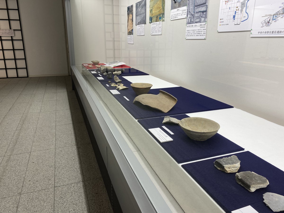 ikehaku's tweet photo. 続！現在開催中の特別展のみどころを紹介します！！

第２章：中世の水下世界
この章は、＃重源 が ＃狭山池 を改修した時代の様子を考古学の遺構・遺物からみたものです
当時の人が使っていた土器や瓦、この頃としては珍しい中国産の磁器を展示しています

#重源　#狭山池 https://t.co/s72VWuVYqJ