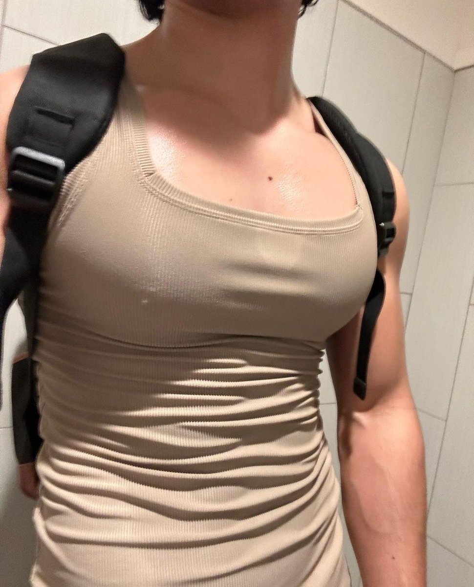 spafelipee's tweet photo. vocês realmente sentem atração por peitos masculinos? https://t.co/NVZkUalZcX