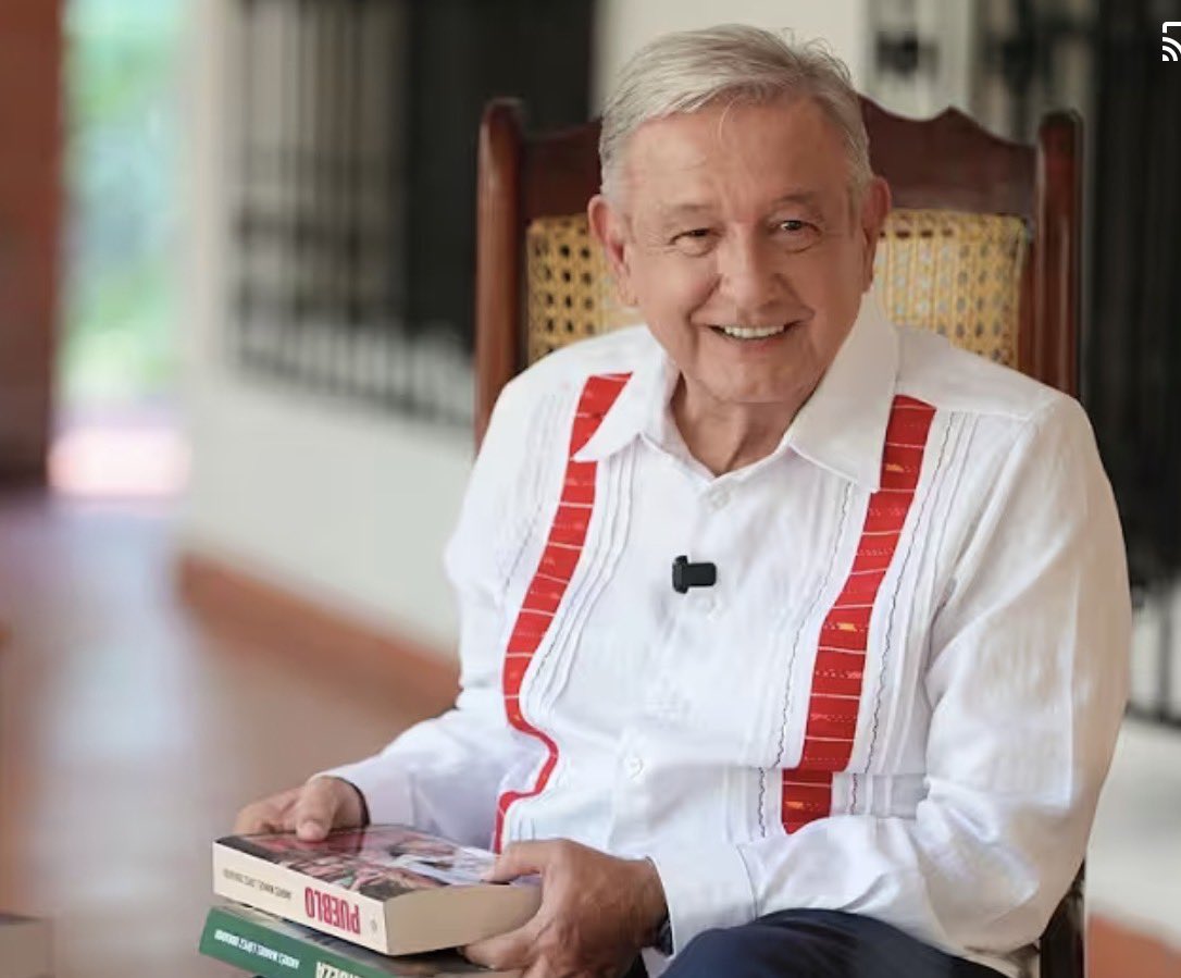 FerCuevasMur's tweet photo. López Obrador saldrá en una hora en vivo a dar a conocer su siguiente libro llamado PUEBLO. https://t.co/GNiJ6vaItB