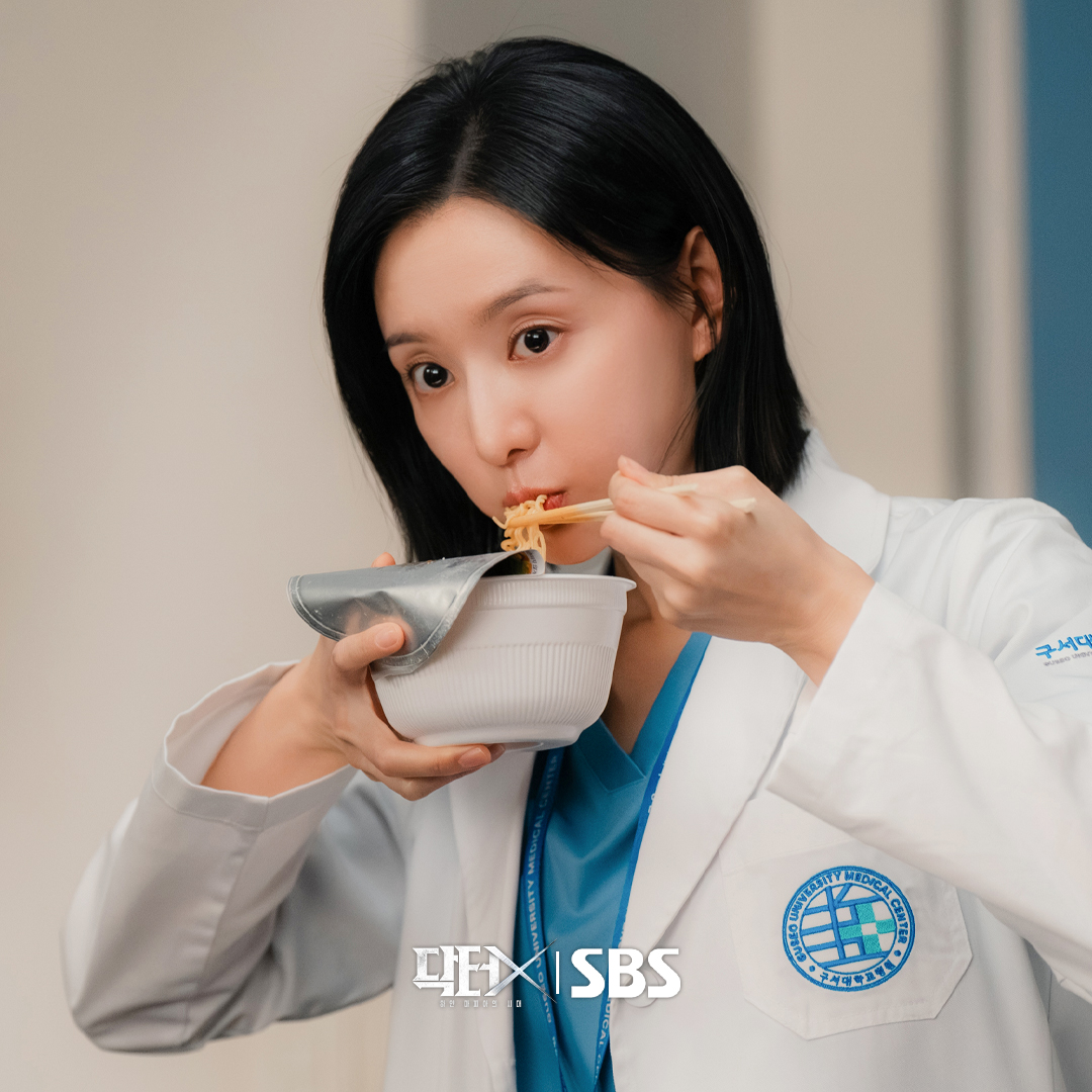 SBSNOW's tweet photo. 다크 히어로 계수정은 사실 유명한 먹짱임💕
이렇게 야무지게 잘 먹는 천재 외과의 어떤데

SBS 새 금토드라마 <닥터X : 하얀 마피아의 시대>
☞ 10월 9일 [금] 밤 9시 50분 첫 방송

#SBS새금토드라마 #닥터X하얀마피아의시대
#DoctorX #김지원 #이정은 https://t.co/CqW3qoJL81