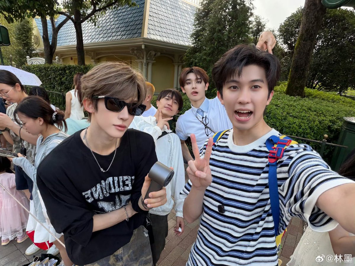 LinmoThailand's tweet photo. [260930]  LinMo Weibo Update!💛

ทำไมเดือนกันยายนถึงดีขนาดนี้นะ～～🍻 #Momentsของหลินโม่ #plogบอกลาเดือนกันยายน

-1-

🔗 https://t.co/WmS7is5bfS

#หลินโม่ #林墨 #LINMO #INTO1 https://t.co/XjmjalCB1L