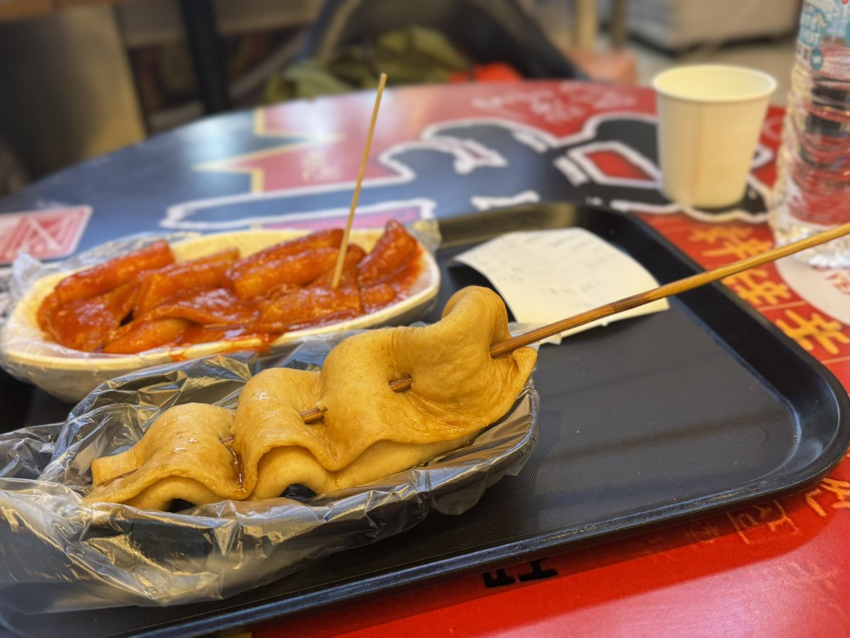 hamada_west49's tweet photo. 新論峴駅の中にあるお店
イートインスペースがめちゃ広くてメニュー豊富で人も少ないから買い物帰り荷物多くても大丈夫！座れるし荷物おけるしすごく楽！あと安いし美味しい🥺
キオスク端末があるから話さなくても大丈夫！
#渡韓 #韓国グルメ #渡韓整形 #美容整形 https://t.co/vAsoPrUhXv