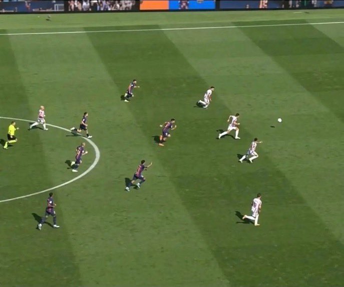 Papaabdou10's tweet photo. Comment expliquer à mes futurs enfants que ceux qui sont en blanc sont en train d’attaquer les buts de ceux qui sont en bleu ? https://t.co/8KCKpmM7BI