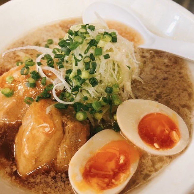 ramen_oguri0301's tweet photo. 10/1本日昼営業です！
11時から15時半LO15時

背脂煮干し
角煮増しあります

ぜったいに笑ってはいけないイカスミブラックいかたっぷりバージョン🦑

濃厚カレーつけめん
トッピングチーズ🧀
辛さまし🌶️
専用小ライス
おいちーずリゾット

自家製ポテトフライ
揚げワンタン
新里芋の青さあげ
舞茸の天ぷらトリュフ塩ぞえ
むちむち肉しうまい

あえだま
イカスミブラック
煮干し

お持ち帰り
馬辛火鍋
