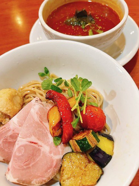 ramen_oguri0301's tweet photo. 10/1本日昼営業です！
11時から15時半LO15時

背脂煮干し
角煮増しあります

ぜったいに笑ってはいけないイカスミブラックいかたっぷりバージョン🦑

濃厚カレーつけめん
トッピングチーズ🧀
辛さまし🌶️
専用小ライス
おいちーずリゾット

自家製ポテトフライ
揚げワンタン
新里芋の青さあげ
舞茸の天ぷらトリュフ塩ぞえ
むちむち肉しうまい

あえだま
イカスミブラック
煮干し

お持ち帰り
馬辛火鍋