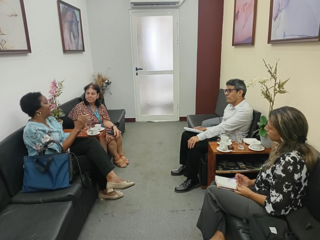 citmacuba's tweet photo. VM @citmacuba Idalia López @idalia10557584 dialoga con Rafael Millán, jefe adjunto de Hub Regional Lima de la Agencia Suiza para el Desarrollo y la Cooperación #COSUDE 
y Georgina Michelena de #ONUHabitat
👇 https://t.co/3hM0NCREke