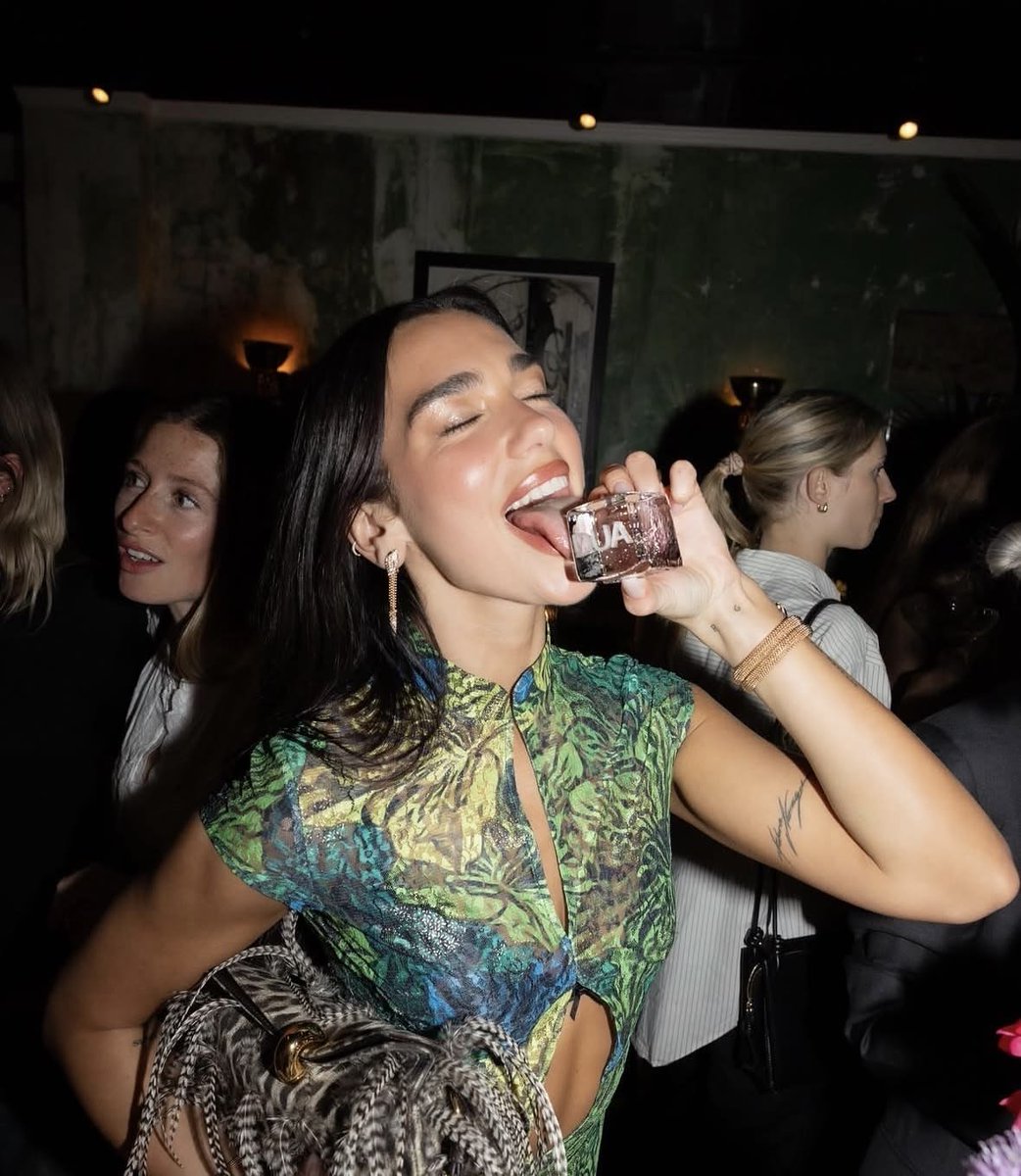 loveduaagain's tweet photo. é tempo de viver loucamente como a dua lipa https://t.co/gLQYT8C4U8