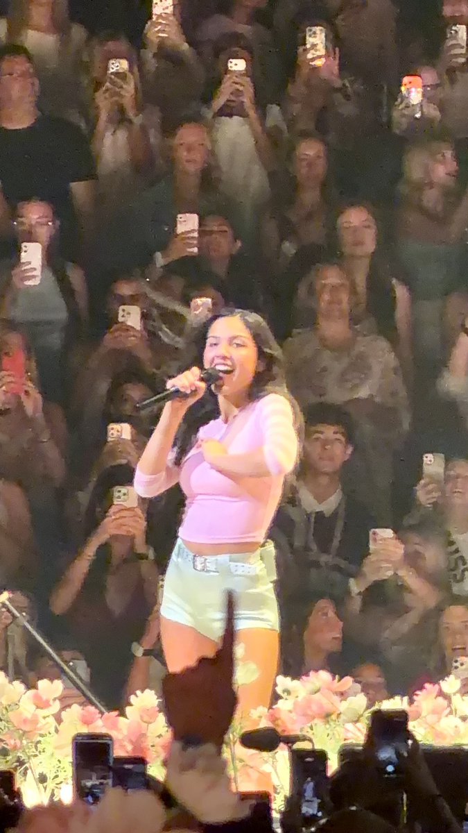 updateoliviabr's tweet photo. Novo figurino de Olivia Rodrigo para a segunda noite da #UnraveledInPittsburgh. https://t.co/RuweRz4gJy