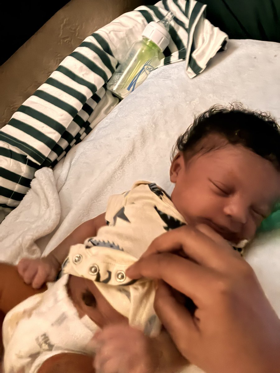 Leeskiie's tweet photo. My baby cord fell off🥹, he got his first bath todayyyy omg he gttn too big 😭 finna start planning his Pre-k prom 🤣 https://t.co/cG0FhAnjyM