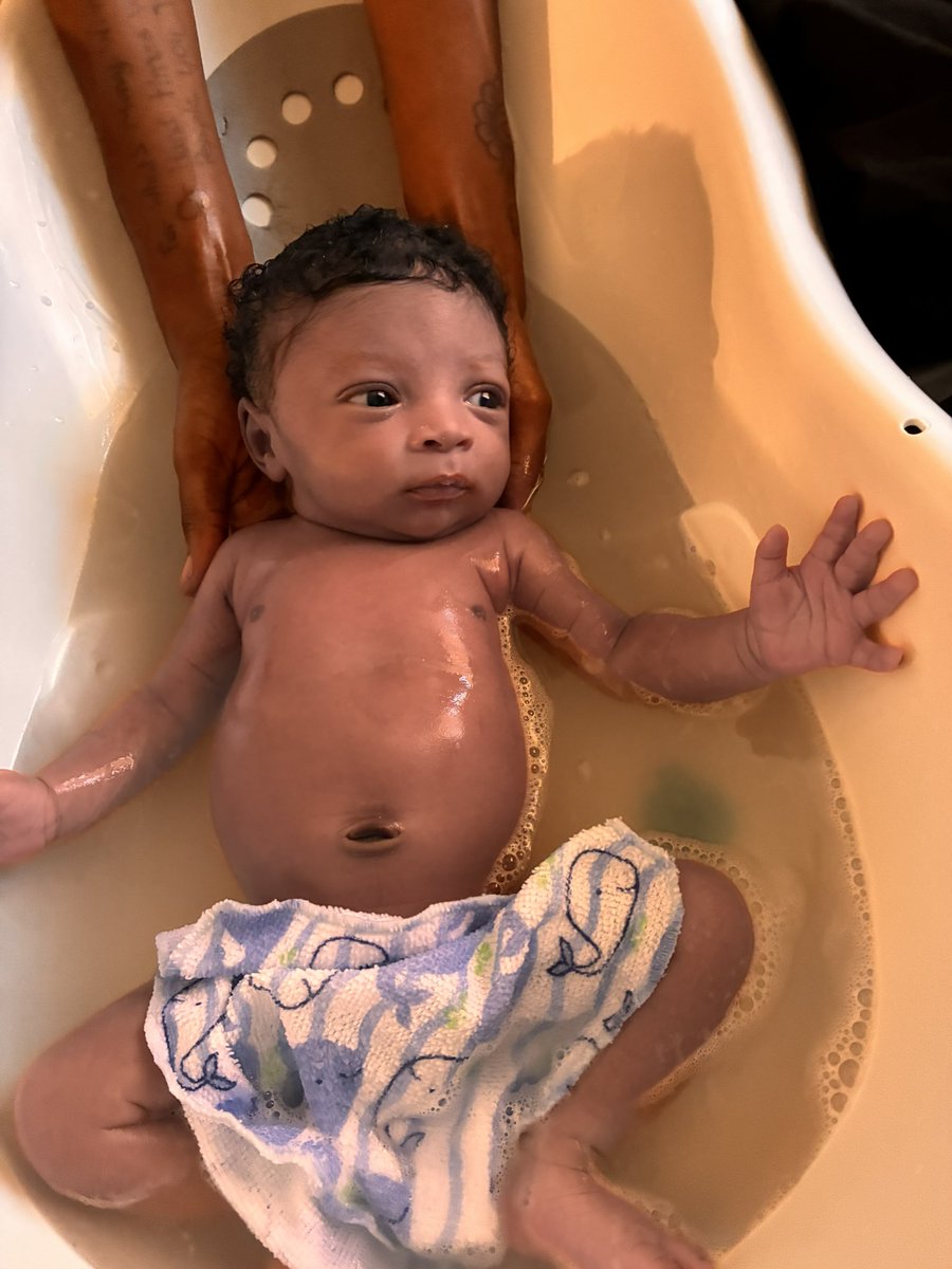 Leeskiie's tweet photo. My baby cord fell off🥹, he got his first bath todayyyy omg he gttn too big 😭 finna start planning his Pre-k prom 🤣 https://t.co/cG0FhAnjyM