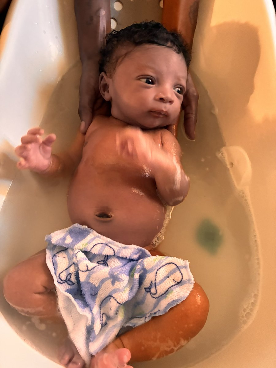 Leeskiie's tweet photo. My baby cord fell off🥹, he got his first bath todayyyy omg he gttn too big 😭 finna start planning his Pre-k prom 🤣 https://t.co/cG0FhAnjyM