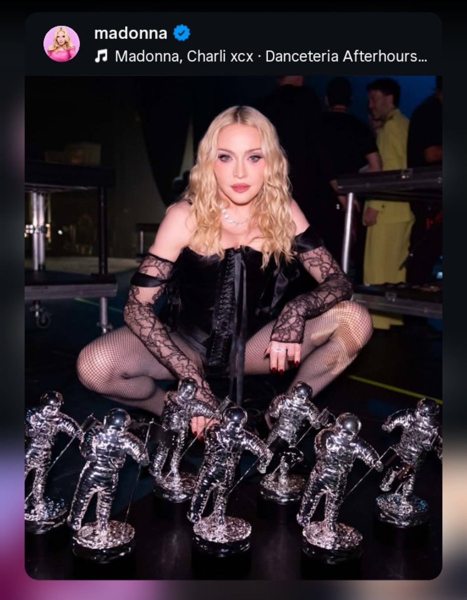 swiftiecaos's tweet photo. a obsessão que os fãs da madonna tem da taylor é surreal mas eu to aqui pra defender ela

deu nem 24 horas e madonna postou um carrossel de fotos com os VMA KKKKKKKKKKK https://t.co/ESF88tzr6p