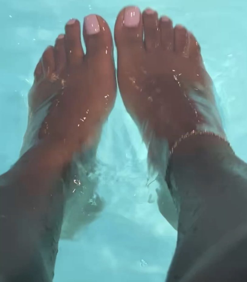 HoneyFootGod's tweet photo. Wet toes for you hoes. Now 🙇🏻 https://t.co/kcx8PFwmH2