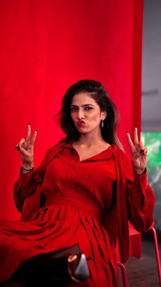 ursniresh's tweet photo. Malavika Mohanan from her Latest Photoshoot 

#Malavika #MalavikaMohanan https://t.co/7jfOSgrgfn