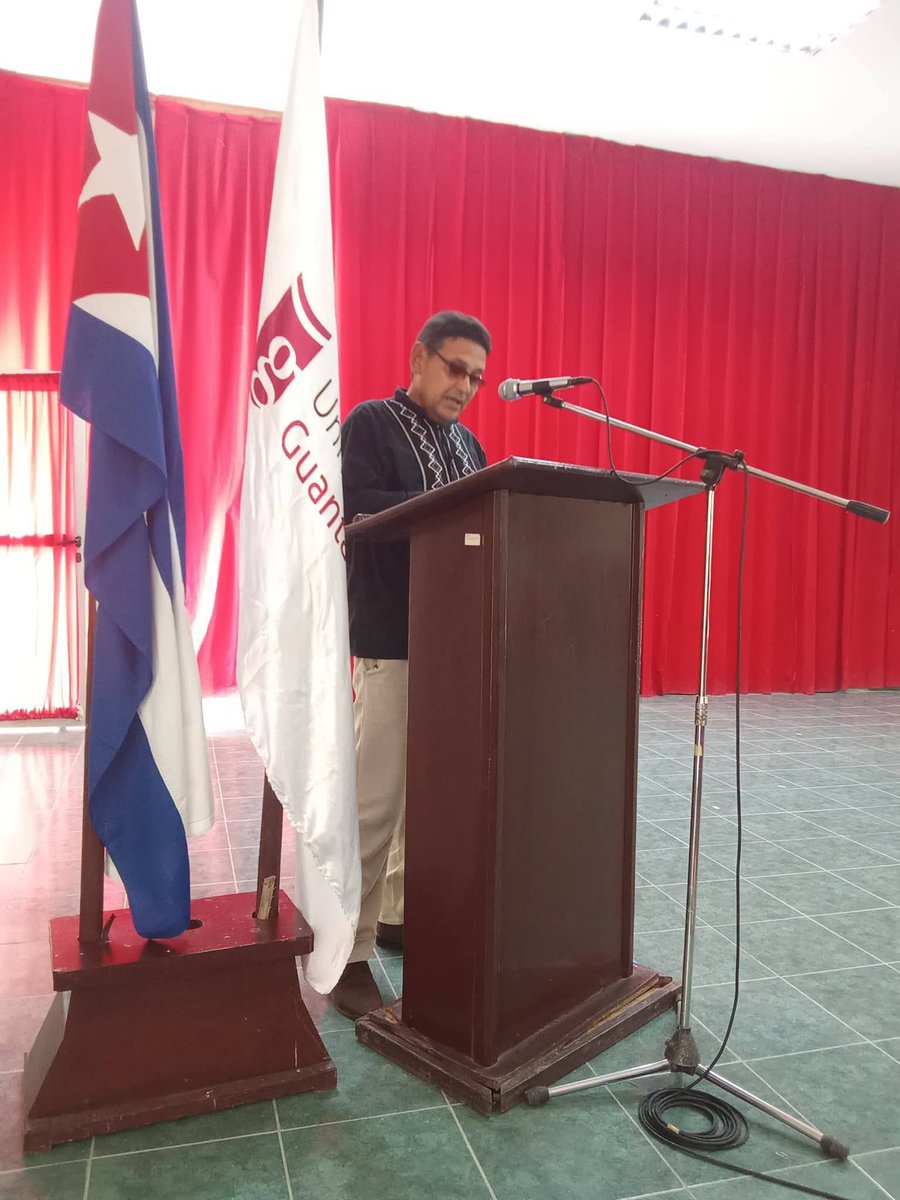 jorgefcluque's tweet photo. Más de 200 profesionales recibieron sus diplomas de máster y especialistas en la  VII Graduación para la formación de posgrado en la Universidad de #Guantánamo, efectuada en el teatro universitario. En esta ocasión egresaron 130 másteres y 100 especialistas. https://t.co/wd32FpGdCG
