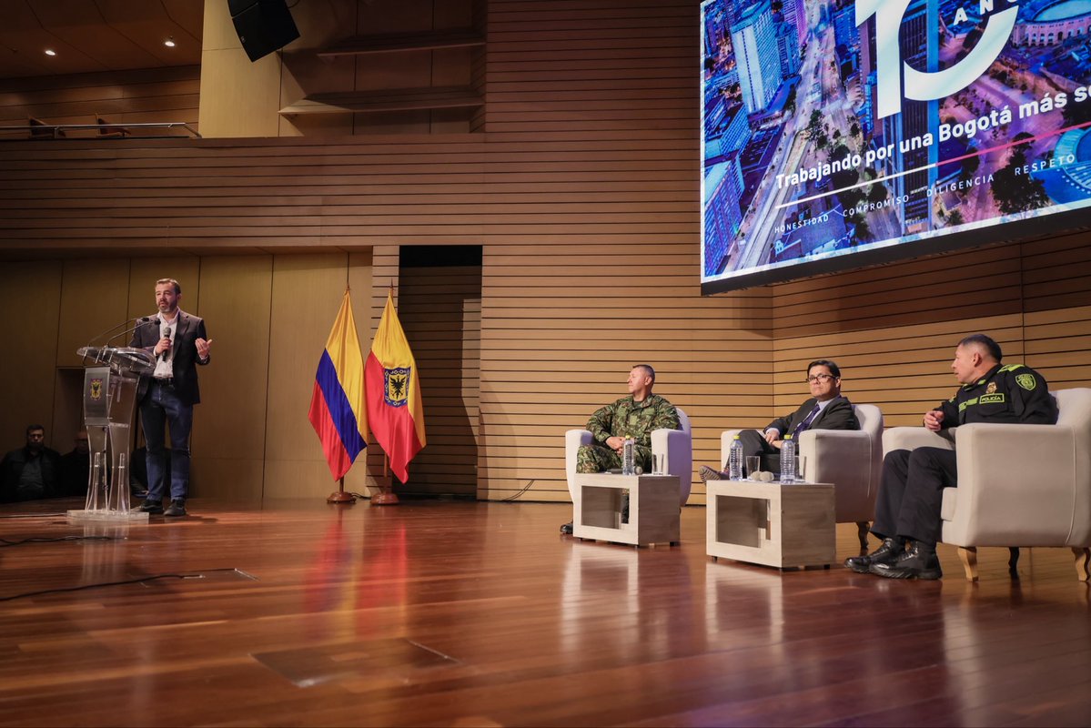 Bogota's tweet photo. La Secretaría de Seguridad de Bogotá cumple 10 años y el alcalde @CarlosFGalan presentó los logros que han alcanzado estos últimos 33 meses de trabajo articulado con la Policía Metropolitana. 

Se destaca la captura de más 95.000 delincuentes y las acciones para debilitar más de 1.300 organizaciones criminales de la ciudad. 

Pero también reconoció el déficit de más de 8.000 policías. Por eso, se ha fortalecido el trabajo para tener mayor presencia territorial y el uso de la tecnología para seguir combatiendo el crimen.