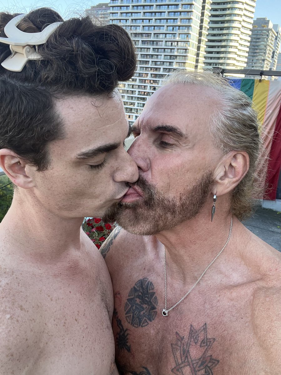 lance_dad's tweet photo. I modelled with sexy @TorontoThonger last eve for a Life Drawing group.   He so much fun!  #daddy #lifedrawing #posingnude #menkissing https://t.co/vl6qBsX91x