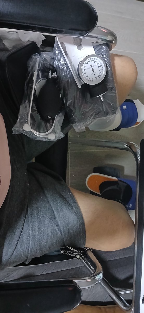 irincon77's tweet photo. @sicsuper @ML_Colombia esta obligándome a desplazarme 1.5 kms en mi silla de ruedas para entregar 1 Tensiometro manual q enviaron por error, pues yo pedí un TENSIOMETRO DIGITAL y para q me den mi dinero debo ir a 1.5 kms, yo le dije q compró el Tensiometro digital y ahi devuelvo el manual https://t.co/AbzLogiABi