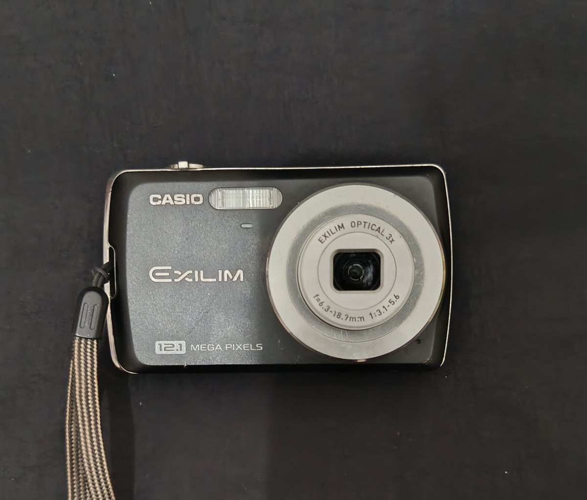 lloluzivert's tweet photo. WTS DIGICAM CASIO EX Z35 
• Fisik Mulus 
•Tombol Tombol aman 
•Flash on 
• Zoom in out lancar 
- Layar bercak di backlight DM untuk detail
- Fullzoom ada noda dikit
Kelengkapan: Kamera, baterai, memo, Strap, Pouch 
800 K, Malang kota yaa Bisa COD
#wts  #zonauangㅤ #digicam https://t.co/AJ6a24grrZ