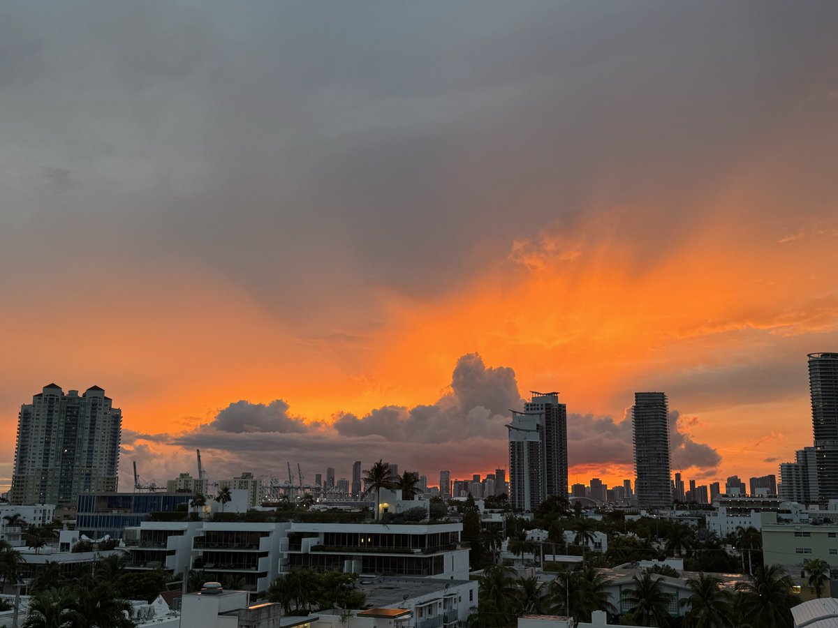 FingLupus's tweet photo. Miami Sunset https://t.co/Y4hUQxJSD9